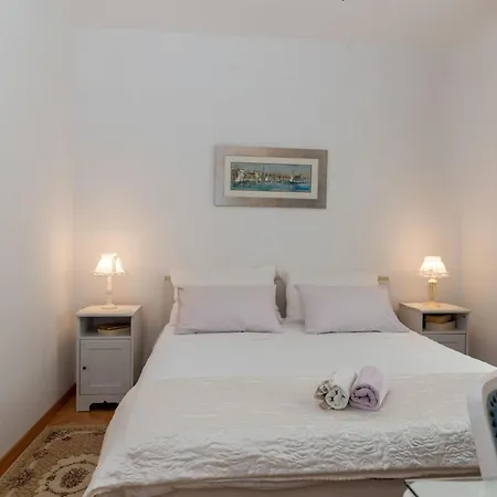 Geraeumige Mit Meerblick By Interhome Апартаменти Трогір