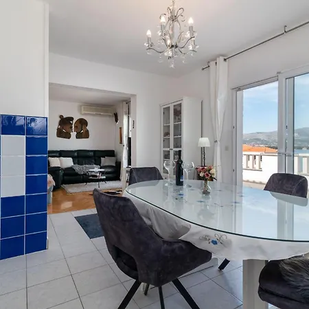 Geraeumige Mit Meerblick By Interhome Трогір