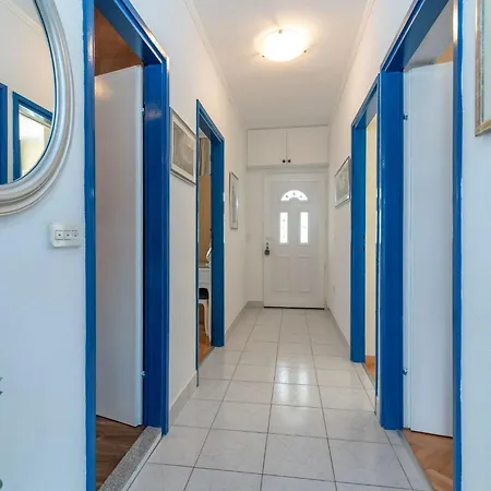 Geraeumige Mit Meerblick By Interhome Апартаменти Трогір