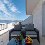 Geraeumige Mit Meerblick By Interhome Apartman