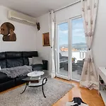 Geraeumige Mit Meerblick By Interhome Apartman
