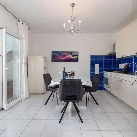 Apartment Geraeumige Mit Meerblick By Interhome